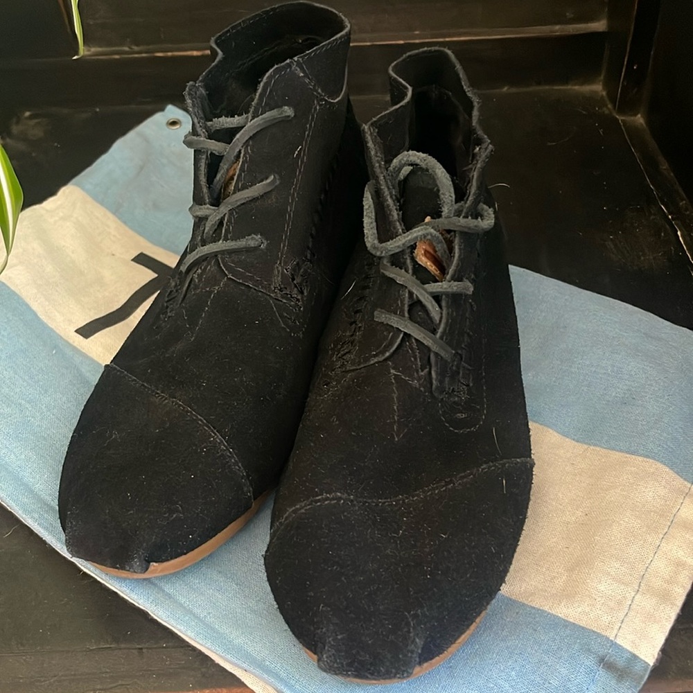 Toms Lace Up Black Suede Ankle Boots size 8.5
